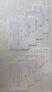 การ์ดเชิญงานแต่งงานแบบเรียบง่ายขอบกระดาษตัดด้วยมือ กระดาษคอตตอนหรูหราสั่งทำพิเศษ เป็นมิตรกับสิ่งแวดล้อม พิมพ์ลายด้วยระบบถ่ายโอนความร้อน - Product Image 3