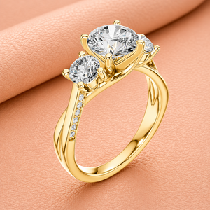 Bague de fiançailles de luxe en or jaune avec trois diamants de laboratoire taillés, bande pavée de diamants, clarté VVS1-VVS2, plaqué rhodium - Product Image 3