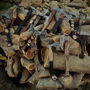 Hache Viking Artisanale de Qualité Industrielle en Bois, Tête en Acier Carbone Gravée Nordique, Outil Traditionnel de Bushcraft pour le Camping et la Manutention du Bois de Feu - Product Image 2