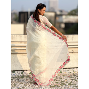 Sari blanc pur brodé avec des motifs floraux multicolores et une bordure ajourée pour les mariages - Product Image 2