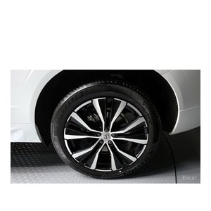 Volvo XC60 B6 Ultimate 2023 con Volante a la Izquierda, Caja de Cambios Automática, Asientos de Cuero, Cámara Trasera - 35,223 km, Color Brillante - Product Image 5