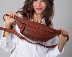 Bolso de Pecho Minimalista de Cuero Marrón para Mujer, Bolso Bandolera de Cuero Genuino Suave con Correa de Hombro Ajustable - Product Image 1
