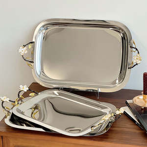 Un plateau de service en métal améliore la présentation des aliments, faisant apparaître même les plats simples élégants et soigneusement disposés. - Product Image 3