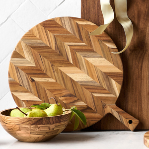 Planche à découper ronde en bois d'acacia avec un élégant motif en chevrons, poignée intégrée robuste, parfaite pour couper les légumes - Product Image 4