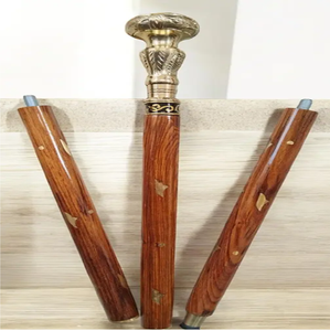 Cette canne de marche classique en bois présente un manche sculpté en spirale et une poignée ergonomique lisse en bois de derby, disponible à prix de gros. - Product Image 4