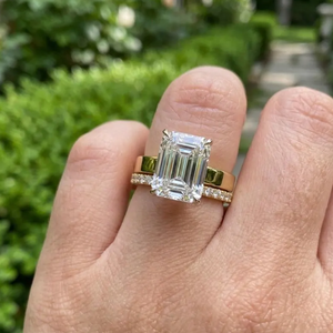 Anillo de Compromiso con Diamante Corte Esmeralda, Banda de Oro Amarillo con Piedras Laterales Pavé, Joyería Clásica para Mujer - Product Image 4