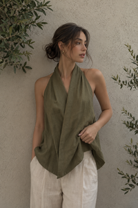 Ensemble coordonné décontracté exclusif pour femmes en coton vert olive, haut à col halter et pantalon beige - Product Image 5