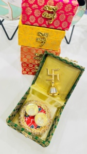 Coffrets cadeaux Puja exquis faits à la main, magnifiques boîtes cadeaux Puja artisanales, boîte en tissu brocart éclatant - Product Image 2