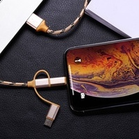 Coffret Cadeau Cheval 2026 – Boîte Cadeau d'Affaires Rouge à Ouverture Facile avec Câble de Données – Ensemble Deux Pièces Connecteurs Lightning/Micro USB/Type-C – Charge Rapide