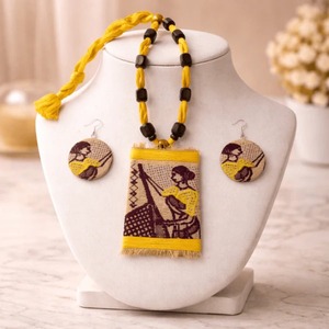 Conjunto de collar de seda Muga amarilla, el más vendido, con colgante de motivo artesanal, joyería étnica hecha a mano para mujer, disponible para la venta. - Product Image 4