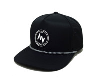 Gorra Trucker Negra con Emblema Frontal de Goma en Relieve, Cierre Ajustable a Presión y Diseño Casual Transpirable para Streetwear