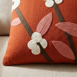 Nouvelle Housse de Coussin Carrée Moderne Brodé Tendance avec Motif Végétal Rouge et Blanc pour la Décoration Intérieure – Vente en Gros - Product Image 6