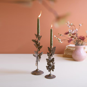 Candelabros de metal con acabado en oro antiguo, con exquisitos detalles de mariposas en capas montados sobre tallos delgados. - Product Image 3