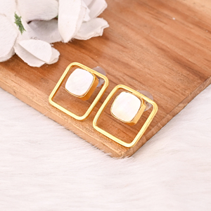Boucles d'oreilles pendantes en laiton plaqué or avec nacre naturelle, bijoux tendance faits à la main pour femmes - Product Image 4