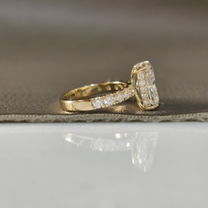 Anillo de Compromiso de Lujo con Diamante Cultivado en Laboratorio de 4 Quilates, Corte Radiante, Banda Pavé, Oro de 14K, Certificado IGI, Diamante VS1 E para Aniversario o Boda - Product Image 6