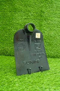 La azada agrícola SUNIMP Alligator Brand de 1.6 kg, modelo West India, es de calidad profesional, diseñada para brindar resistencia y eficiencia en el trabajo agrícola. - Product Image 2