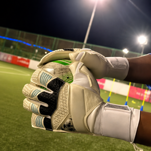 Gants de gardien de but de football professionnels personnalisés pour l'extérieur, en latex allemand, imperméables, respirants, fermeture à boucle, tailles personnalisées, Oozie - Product Image 1