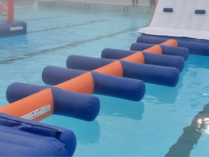 Circuito de Obstáculos Acuáticos Inflables de Grado Comercial - Puente Flotante de Troncos para Piscinas y Parques Acuáticos - Product Image 2