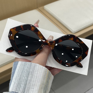 Nouvelles Lunettes de Soleil UV400 à Monture Complète, Style Artistique Rétro, Essentielles pour la Conduite, les Activités de Plein Air et la Photographie Urbaine, Lunettes Tendance - Product Image 2