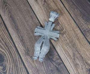 Colgante de Lujo con Cruz y Manos, Estilo Iced Out, Moissanita VVS, Chapado en Oro de 18k sobre Plata de Ley, Diseño Hip Hop con Apariencia de Diamante, Amuleto de Destaque - Product Image 4