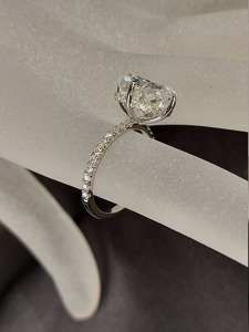 Bague de fiançailles en or blanc avec diamant ovale de 5 carats, style classique, pour femme, diamant naturel certifié GIA. - Product Image 4
