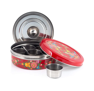 Boîte à épices en laiton brillant avec couvercle gravé et cuillère, en métal, pour masala, disponible à prix abordable - Product Image 3