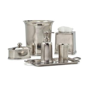 Elegante Juego de Accesorios de Baño de Metal Diseñado para Complementar Baños Contemporáneos con Acabados Pulidos y Accesorios Prácticos - Product Image 1