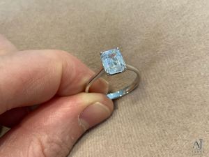 Bague de fiançailles et de mariage solitaire en argent sterling 925 avec moissanite taille émeraude sertie à griffes, plaquée or 18 carats pour femme - Product Image 3