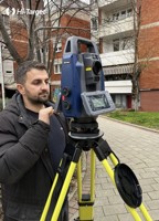 Stasiun Total Robotik dengan Pelacakan Prisma AI untuk Survei Presisi Tinggi Satu Orang IP55