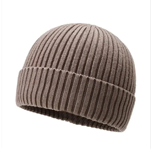 Elegante Gorro de Punto Bicolor con Bloques de Color Diagonales, Cálido, en Beige y Gris Carbón, con Tejido Acanalado, para Hombre - Product Image 3