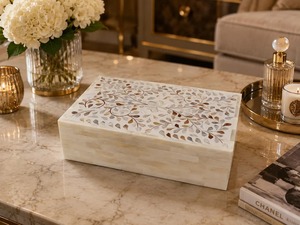 Caja Organizadora de Lujo con Incrustaciones de Hueso, el Accesorio de Decoración para el Hogar Más Vendido, Ideal para Joyas, Regalos y Accesorios, Disponible para la Venta - Product Image 1
