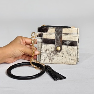 Cartera de Cuero de Lujo con Borla y Asa de Anillo, Cierre de Cremallera Portátil, Diseño Estampado en Marrón y Beige - Product Image 2