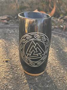 Tasse à boire artisanale en corne de Viking avec gravure nordique, mug en corne de bœuf naturelle pour bière, hydromel et whisky, cadeau nordique médiéval - Product Image 3