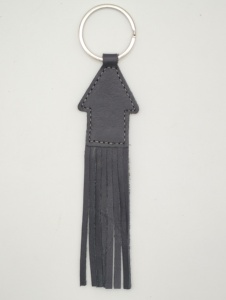 Porte-clés personnalisés en forme de maison de haute qualité, pendentif en cuir durable, cadeau en gros avec franges et finition en cuir véritable - Product Image 3
