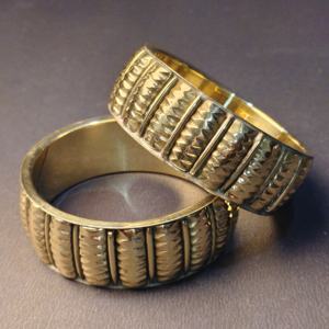 Brazalete de Latón Texturizado con Diseño de Nervaduras Verticales - Brazalete de Metal Pulido en Tono Dorado Vintage - Acabado Manual de Alta Calidad - Product Image 3