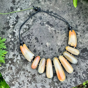 Collier ras du cou en perles de corne de buffle naturelles faites à la main, forme personnalisée, style ethnique, terreux et moderne - Product Image 2