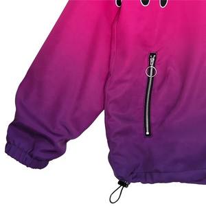 บริการ OEM เสื้อแจ็คเก็ตกันลมแบบมีฮู้ดน้ำหนักเบาสำหรับผู้ชาย มีกระเป๋าซิป พิมพ์ลายแบบ Sublimation ไซส์ใหญ่ กันน้ำ - Product Image 4