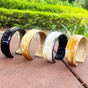 Bracelet manchette large en corne de buffle naturelle, fait main, bijou original en corne naturelle, largeur 3 cm - Product Image 1