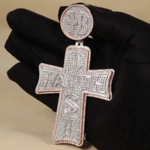 Colgante Cruzado VVS Moissanite Personalizado Estilo Hip Hop, Colgante Religioso de Fe, Plata 925 Bicolor con Engaste para Hombre - Product Image 3