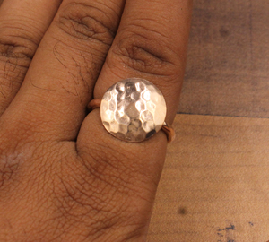 Anillo de plata con incrustaciones de gemas martilladas al por mayor, bisel de plata, joyería artesanal, fabricante OEM ODM personalizado - Product Image 4