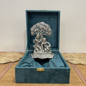 ARTESANÍA METÁLICA: FIGURA DE RADHA KRISHNA SENTADOS EN UN ÁRBOL, BAÑADA EN PLATA, CON CAJA DE REGALO - Product Image 2