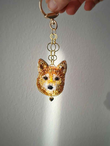 Llavero y Accesorio Ecológico Hecho a Mano con Cuentas y Lentejuelas Bordadas de Perro Shiba Inu - Product Image 3