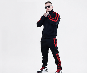 Survêtement à capuche rayé noir et rouge pour homme, style décontracté et sportif, en polyester et coton, avec poches latérales, idéal pour l'hiver - Product Image 2