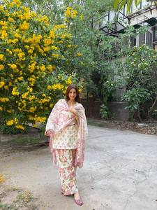 Conjunto de Kurta de Algodón con Estampado Floral Digital Crema para Mujer, Corte Regular, Ropa Étnica Tradicional - Product Image 6