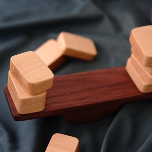 Superbe jouet balance en bois avec poids ronds, design minimaliste, type sur pied, organisateur de rangement pour enfants - Product Image 3