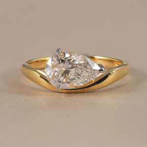 Anillo de banda curvada con diamante de corte pera de 2.01 quilates cultivado en laboratorio, diseño único, oro sólido de 18 quilates, joyería para ocasiones de boda y fiestas, para enamorados. - Product Image 1