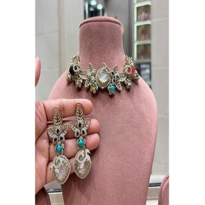 Magnifique ensemble collier ras-du-cou et boucles d'oreilles en laiton plaqué or de qualité supérieure avec moissanite pour femme, idéal pour les mariages et les soirées - Product Image 1