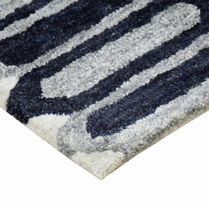 Tapis en laine gris ardoise et bleu marine à carreaux, tissage plat, antidérapant, écologique, tufté à la main, motif tartan minimaliste pour salon et hôtel - Product Image 2