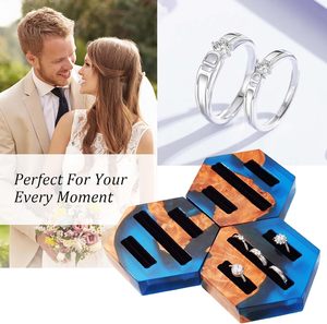 Boîte à bagues en résine et bois - Plateau à bijoux hexagonal fait main, support à bagues de voyage en velours pour cadeaux de fiançailles et de mariage - Product Image 3