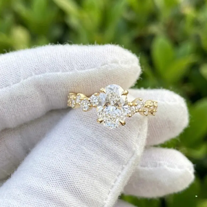 Anillo de Compromiso para Mujer Sparkledge Creation LR-31 Exclusivo con Diamante Cultivado en Laboratorio de Corte Ovalado de 3CT, Engastado en Oro de 10K/14K/18K, Certificado IGI - Product Image 1